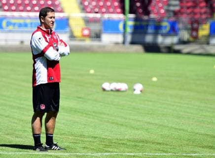 Deutschland, Kaiserslautern, Fritz-Walter-Stadion 17.6.2012 Trainingsauftakt 1. FCK Franco Foda beobachtet seine neue Mannschaft. 1. FC Kaiserslautern