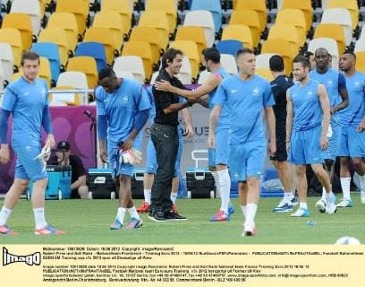 Robert Pires und Adil Rami - Nationalteam Frankreich - Training Euro 2012 - 18 06 12 NLeGouicxFEPxPanoramic - 