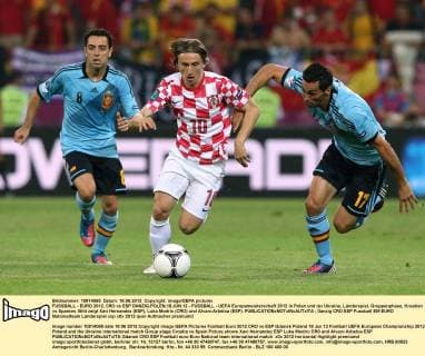 FUSSBALL - EURO 2012, CRO vs ESP DANZIG,POLEN,18.JUN.12 - FUSSBALL - UEFA Europameisterschaft 2012 in Polen und der Ukraine, Länderspiel, Gruppenphase, Kroatien vs Spanien. Bild zeigt Xavi Hernandez (ESP), Luka Modric (CRO) und Alvaro Arbeloa (ESP). 