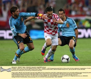 FUSSBALL - EURO 2012, CRO vs ESP DANZIG,POLEN,18.JUN.12 - FUSSBALL - UEFA Europameisterschaft 2012 in Polen und der Ukraine, Länderspiel, Gruppenphase, Kroatien vs Spanien. Bild zeigt Sergio Ramos (ESP), Danijel Pranjic (CRO) und Alvaro Arbeloa (ESP). 