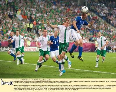 Fussball Posnan Posen 18.06.2012 Europameisterschaften Italien (ITA) - Irland (IRL) Tor zum 1:0 durch Antonio Cassano (Italien, No.10) Keith Andrews (Irland, No.08)