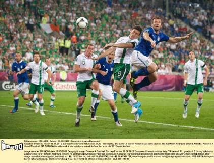 Fussball Posnan Posen 18.06.2012 Europameisterschaften Italien (ITA) - Irland (IRL) Tor zum 1:0 durch Antonio Cassano (Italien, No.10) Keith Andrews (Irland, No.08)