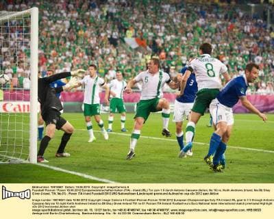 Fussball Posnan Posen 18.06.2012 Europameisterschaften Italien (ITA) - Irland (IRL) Tor zum 1:0 durch Antonio Cassano (Italien, No.10) re. Keith Andrews (Irland, No.08) Shay Given (Irland, TW, No.01)