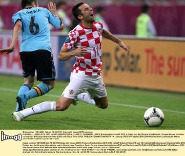FUSSBALL - EURO 2012, CRO vs ESP DANZIG,POLEN,18.JUN.12 - FUSSBALL - UEFA Europameisterschaft 2012 in Polen und der Ukraine, Länderspiel, Gruppenphase, Kroatien vs Spanien. Bild zeigt Andres Iniesta (ESP) und Darijo Srna (CRO). 