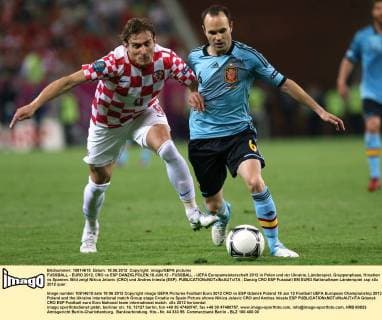 FUSSBALL - EURO 2012, CRO vs ESP DANZIG,POLEN,18.JUN.12 - FUSSBALL - UEFA Europameisterschaft 2012 in Polen und der Ukraine, Länderspiel, Gruppenphase, Kroatien vs Spanien. Bild zeigt Nikica Jelavic (CRO) und Andres Iniesta (ESP). 