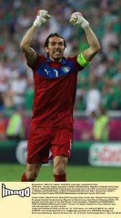 18.06.2012 , Poznan, Poland. European Football Championships. Republic of Ireland versus Italy. Round 3. GIANLUIGI BUFFON (ITA)applauds the Italian goal in the 36th minute from Cassandro xTOMASZxJASTRZEBOWSKIx  ActionPlus11292571