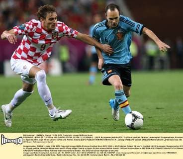 FUSSBALL - EURO 2012, CRO vs ESP DANZIG,POLEN,18.JUN.12 - FUSSBALL - UEFA Europameisterschaft 2012 in Polen und der Ukraine, Länderspiel, Gruppenphase, Kroatien vs Spanien. Bild zeigt Nikica Jelavic (CRO) und Andres Iniesta (ESP). 