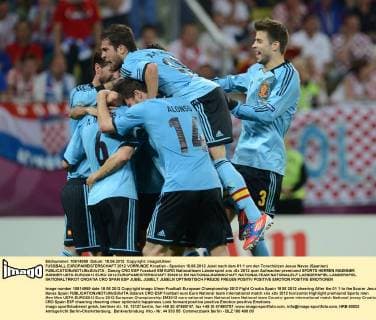 FUSSBALL EUROPAMEISTERSCHAFT 2012 VORRUNDE Kroatien - Spanien 18.06.2012 Jubel nach dem 01:1 um den Torschützen Jesus Navas (Spanien) 