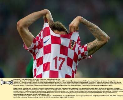Nach dem Spiel: Mario MANDZUKIC (CRO) zieht sich das Trikot über den Kopf. UEFA Fussball Europameisterschaft 2012, Vorrunde: Kroatien - Spanien in Danzig, Polen am 18.06.2012,
