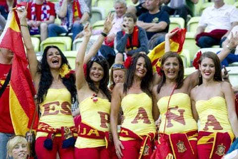 Spanische weibliche Fans haben zusammen Espana auf den Oberteilen stehen, sexy, Frauen, Schrift, Fan, Zuschauer, Supporter, Querformat, Gruppe C, Spiel 21, am 18.06.2012