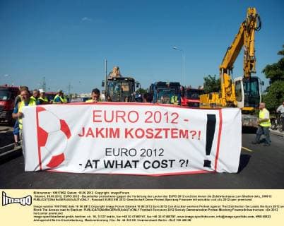 Gdansk, 18.06.2012, EURO 2012 - Bauarbeiter protestieren gegen die Verteilung der Lasten der EURO 2012 und blockieren die Zufahrtsstrasse zum Stadion delu_180612 