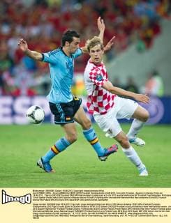 Ivan STRINIC (CRO) - Alvaro ARBELOA (l ESP) UEFA Fussball Europameisterschaft 2012, Vorrunde: Kroatien - Spanien in Danzig, Polen am 18.06.2012,