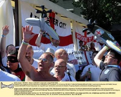 England Fans reagieren auf die Rassismus Statements Sol Campbells im Vorfeld der EM 2012  premiumd Aufmacher 20174608