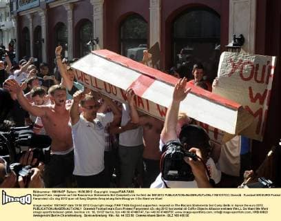 England Fans reagieren auf die Rassismus Statements Sol Campbells im Vorfeld der EM 2012  RE1017CC