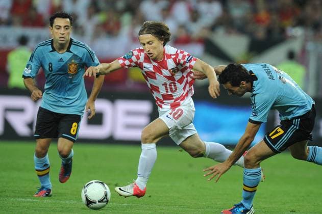 ITAR-TASS: GDANSK, POLAND. JUNE 18, 2012. Croatia s Luka Modric (C) runs with the ball under pressure from Spain s Xavi Hernandez (L) and Alvaro Arbeloa in their Euro 2012 Group C football match against Spain at Gdansk Arena. Spain won the game 1-0.  RE1017D5