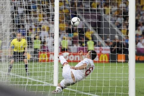 John Terry (England) versucht den von Marko Devic (Ukraine, nicht im Bild) geschossenen Ball vor der Torlinie zu klären, kommt aber zu spät - Torrichter Istvan Vad (Ungarn) schätzt die Situation allerdings falsch ein, so dass kein Tor gegeben wird