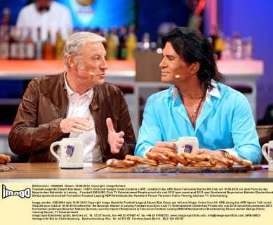 Fussball-Legende Eduard Ede Geyer ( GER ) links und Sänger Costa Cordalis ( GRE ) anläßlich der ARD Sport-Talkrunde Waldis EM Club am 19.06.2012 vor dem Porticus des Bayerischen Bahnhofs in Leipzig.