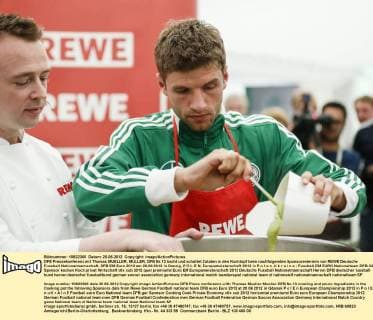 DFB Pressekonferenz mit Thomas MUELLER, MÜLLER, DFB Nr.13 kocht und schüttet Zutaten in den Kochtopf beim nachfolgenden Sponsorentermin von REWE Deutsche Fussball Nationalmannschaft, DFB EM Euro 2012 am 20.06.2012 in Danzig, P O L E N, Europameisterschaft 2012 in P o l e n, U k r a i n e