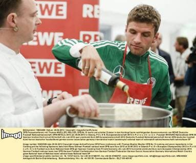 DFB Pressekonferenz mit Thomas MUELLER, MÜLLER, DFB Nr.13 kocht und schüttet Zutaten in den Kochtopf beim nachfolgenden Sponsorentermin von REWE Deutsche Fussball Nationalmannschaft, DFB EM Euro 2012 am 20.06.2012 in Danzig, P O L E N, Europameisterschaft 2012 in P o l e n, U k r a i n e