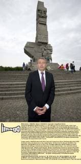 Wolfgang NIERSBACH (DFB-Präsident) vor dem Mahnmal auf der Westerplatte, halbe Figur, Halbfigur, Hochformat, Besuch des Präsidiums des DFB in der Gedenkstätte Westerplatte, am 20.06.2012 in D a n z i g P o l e n Fussball UEFA EURO 2012