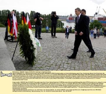 Helmut SANDROCK (hi., DFB-Generalsekretär) und Wolfgang NIERSBACH (DFB-Präsident) gehen zur Kranzniederlegung, ganze Figur, Querformat, Besuch des Präsidiums des DFB in der Gedenkstätte Westerplatte, am 20.06.2012 in D a n z i g P o l e n Fussball UEFA EURO 2012