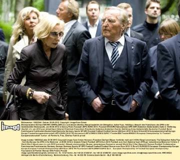 Ehrenpräsident Gerhard MAYER VORFELDER (re.) und dessen Ehefrau Margit begleiten die Delegation, halbe Figur, Halbfigur, Besuch des Präsidiums des DFB in der Gedenkstätte Westerplatte, am 20.06.2012 in Danzig Polen Fussball UEFA EURO 2012