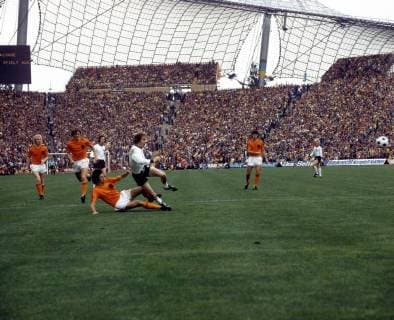 WM Finale 1974 - BR Deutschland - Niederlande 2:1 - Bernd Hölzenbein (BRD, 3.v.re.) gegen Wim Suurbier (4.v.li.), Arie Haan (2.v.li.), Wim Rijsbergen (li.) und Wim van Hanegem (alle Niederlande), dahinter Franz Beckenbauer (BRD)