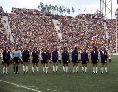 WM Finale 1974 in München - Mannschaftsvorstellung der BR Deutschland, v.re.: Uli Hoeneß, Paul Breitner, Hans Hubert Berti Vogts, Wolfgang Overath, Gerd Müller, Jürgen Grabowski, Bernd Hölzenbein, Rainer Bonhof, Hans Georg Schwarzenbeck, Torwart Sepp Maier und Franz Beckenbauer