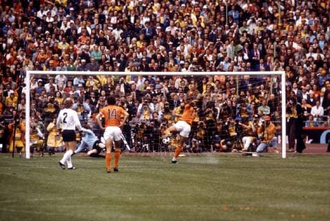 WM Finale 1974 - BR Deutschland - Niederlande 2:1 - Johan Neeskens (Niederlande) erzielt per Elfmeter das Tor zum 1:0 gegen Torwart Sepp Maier (BRD), beobachtet von Berti Vogts (BRD, li.) und Johan Cruyff (NED)