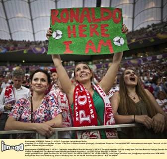 Warschau, 21.06.2012 Portugal Fan will das Trikot von Cristiano Ronaldo (Portugal)