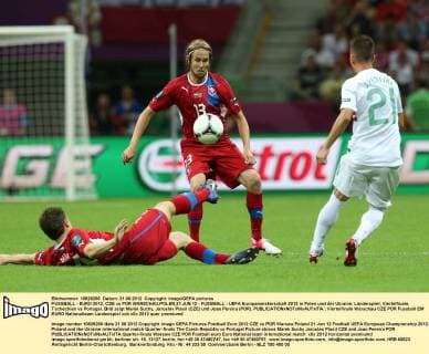 FUSSBALL - EURO 2012, CZE vs POR WARSCHAU,POLEN,21.JUN.12 - FUSSBALL - UEFA Europameisterschaft 2012 in Polen und der Ukraine, Länderspiel, Viertelfinale, Tschechien vs Portugal. Bild zeigt Marek Suchy, Jaroslav Plasil (CZE) und Joao Pereira (POR). 