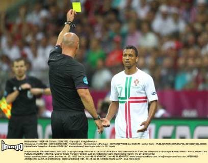 Warszawa, 21.06.2012 - UEFA EURO 2012 - Viertelfinale - Tschechien vs Portugal - HOWARD WEBB (L), NANI (R) - gelbe Karte -  20120621CSLG0008