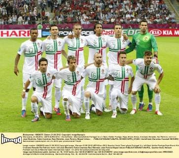 Warszawa, 21.06.2012 - UEFA EURO 2012 - Viertelfinale - Mannschaftsfoto Portugal hi.v.li. Nani, Helder Postiga, Pepe, Bruno Alves, Cristiano Ronaldo, Rui Patricio; vorn v.li.: Joao Moutinho, Fabio Coentrao, Raul Meireles, Joao Pereira, Miguel Veloso - - 20120621APPA_010AK