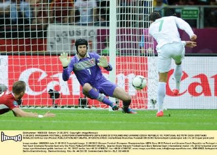21.06.2012 WARSZAWA FOOTBALL EUROPEAN CHAMPIONSHIPS UEFA EURO 2012 POLAND AND UKRAINE CZECH REPUBLIC VS. PORTUGAL N Z PETR CECH CRISTIANO RONALDO trifft nur den Pfosten  20120621LUK023