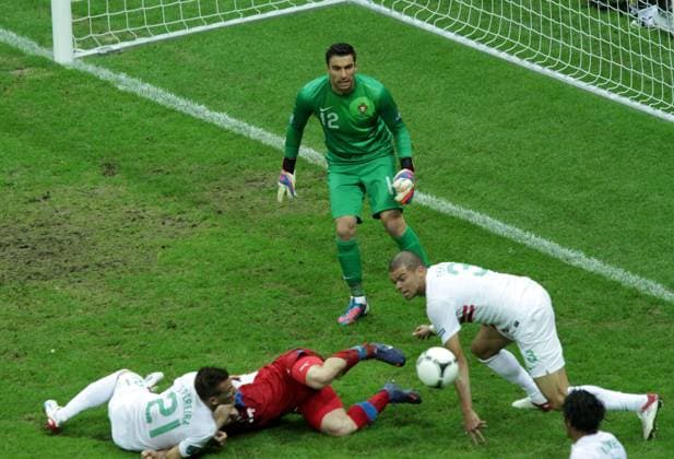 21.06.2012. Warsaw, Poland. , EURO 2012, FOOTBALL EUROPEAN CHAMPIONSHIP, Quarter-finals, Czech Republic versus Portugal. RUI PATRICIO, PEPE (POR) and JOAO PEREIRA (POR), VACLAV PILAR (CZE) xADAMxJASTRZEBOWSKIx  ActionPlus11293664