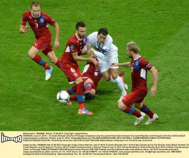WARSAW, June 21, 2012 -- Cristiano Ronaldo (2nd R) of Portugal competes during the quarterfinal match between the Czech Republic and Portugal at the Euro 2012 football championships in Warsaw, Poland, June 21, 2012. (Xinhua Ma Ning) (jyc) POLAND-WARSAW-EURO 2012 FOOTBALL CHAMPIONSHIPS-CZECH VS PORTUGAL 