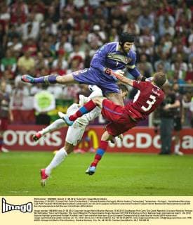 Warschau, 21.06.2012 Torwart Petr Cech (Tschechien), Cristiano Ronaldo (Portugal), Michal Kadlec (Tschechien) Tschechien - Portugal