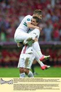 Jubel nach dem Schlusspfiff: Torschütze zum 1-0 Cristiano RONALDO feiert den Sieg mit Miguel VELOSO (l beide POR) UEFA Fussball Europameisterschaft 2012, Viertelfinale: Tschechische Republik - Portugal in Warschau, Polen am 21.06.2012,