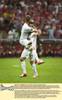 Warschau, 21.06.2012 Schlussjubel: Cristiano Ronaldo (Portugal) und Miguel Veloso (Portugal) Tschechien - Portugal