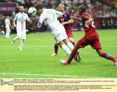 Warszawa, 21.06.2012 - UEFA EURO 2012 - Tschechien vs Portugal - CRISTIANO RONALDO - Tor zum 0:1 gegen PETR CECH  20120621CSLG0023