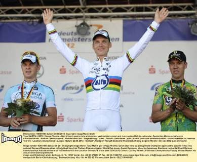 Tony MARTIN ( GER Omega Pharma - Quick Step ) gewinnt als amtierender Weltmeister erneut und zum zweiten Mal die nationalen Deutschen Meisterschaften im Einzelzeitfahren - Podium - Meistertrikot - Weltmeistertrikot - Siegerehrung - Jubel - Freude - Emotionen - quer - Event: Deutsche Meisterschaften - Einzelzeitfahren in Zwenkau 43.0 km - Location: Deutschland - Europa - Datum: 22.06.2012 - Contact