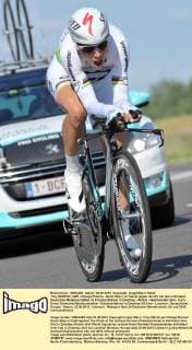 Tony MARTIN ( GER Omega Pharma - Quick Step ) im Kampf gegen die Uhr bei den nationalen Deutschen Meisterschaften im Einzelzeitfahren in Zwenkau - Aktion - Weltmeistertrikot - hoch - Event: Deutsche Meisterschaften - Einzelzeitfahren in Zwenkau 43.0 km - Location: Deutschland - Europa - Datum: 22.06.2012 - Contact