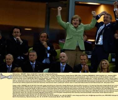 Bundeskanzlerin Angela Merkel GER jubelt nach dem Tor zum 1-0 Jubel, Bundeskanzlerin Angela Merkel (GER, Mitte), Wolfgang NIERSBACH, DFB Präsident (re.), daneben UEFA Präsident Michel PLATINI, Innenminister Hans Peter Friedrich, li. Sofoklis Pilavios, Präsident griechischer Fussballverband; davor Allan Hansen und Mircea Sandu vom UEFA Exekutivkomitee, Gianni INFANTINO (UEFA Generalsekretär), sowie Donald Tusk, polnischer Ministerpräsident mit Ehefrau Malgorzata, Freude, Emotionen, Feiern, Lachen, jubelt, freuen, reisst die Arme hoch, ballt die Faust GERMANY - GREECE ( : ), Deutschland - Griechenland Viertelfinale, Quarterfinal, Deutsche Fussball Nationalmannschaft, DFB EM Euro 2012 am 22.06.2012 in Danzig, Europameisterschaft 2012