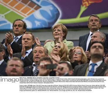 Danzig, 22.06.2012 UEFA Präsident Michel Platini, Bundeskanzlerin Angela Merkel (CDU), DFB Präsident Wolfgang Niersbach, sowie Donald Tusk, polnischer Ministerpräsident mit Ehefrau Malgorzata und vorne Gerhard Mayer Vorfelder