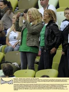 22.06.2012, Fussball Europameisterschaft 2012, Viertelfinale, Deutschland - Griechenland, in der PGE-Arena Danzig (Polen). Daniela, Ehefrau (li) von Trainer Joachim Löw (Deutschland) fotografiert auf der Tribüne.