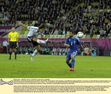 22.06.2012, Fussball Europameisterschaft 2012, Viertelfinale, Deutschland - Griechenland, in der PGE-Arena Danzig (Polen). Torschuss von Sami Khedira (li, Deutschland) zum 2:1, Giannis Maniatis (re, Griechenland) kann nichts machen.