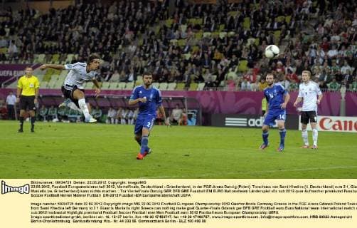 22.06.2012, Fussball Europameisterschaft 2012, Viertelfinale, Deutschland - Griechenland, in der PGE-Arena Danzig (Polen). Torschuss von Sami Khedira (li, Deutschland) zum 2:1, Giannis Maniatis (re, Griechenland) kann nichts machen.