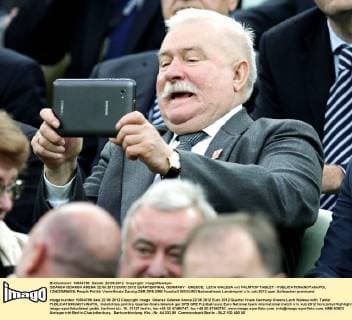GDANSK GDANSK ARENA 22.06.2012 EURO 2012 QUARTERFINAL GERMANY - GREECE, LECH WALESA mit PALMTOP TABLET -  120622MIN025
