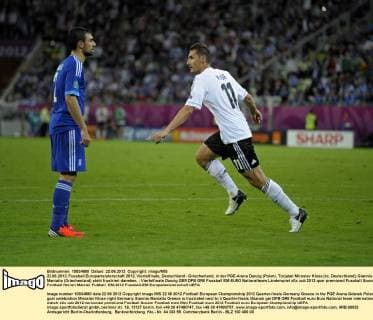 22.06.2012, Fussball Europameisterschaft 2012, Viertelfinale, Deutschland - Griechenland, in der PGE-Arena Danzig (Polen). Torjubel Miroslav Klose (re, Deutschland), Giannis Maniatis (Griechenland) steht frustriert daneben.