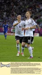 22.06.2012, Fussball Europameisterschaft 2012, Viertelfinale, Deutschland - Griechenland, in der PGE-Arena Danzig (Polen). Torjubel, v.li: Mesut Özil (Deutschland) mit Marco Reus (Deutschland).